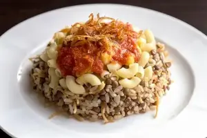 Koshary - Sauce tomate et oignons frits