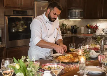 Chef à domicile préparant un repas personnalisé