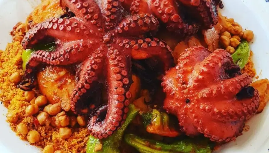 Couscous tunisien au poulpe - Sauce rouge épicée